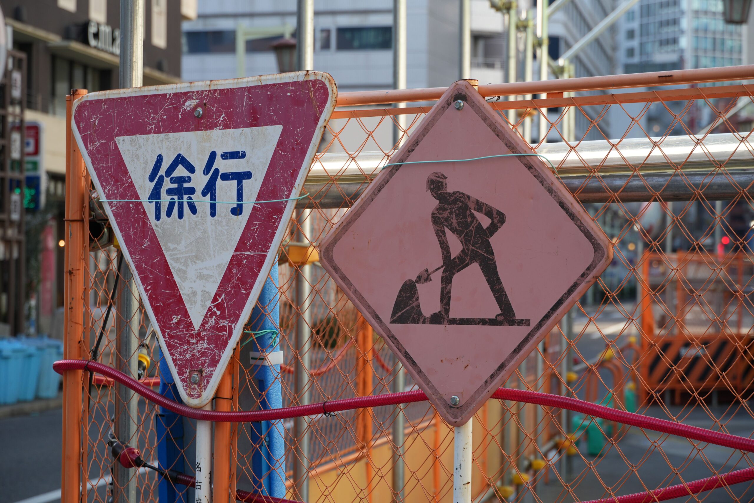 Custo de vida no Japão em 2026 Bairro residencial japonês com prédios de apartamentos e fiação aérea típica em 2026