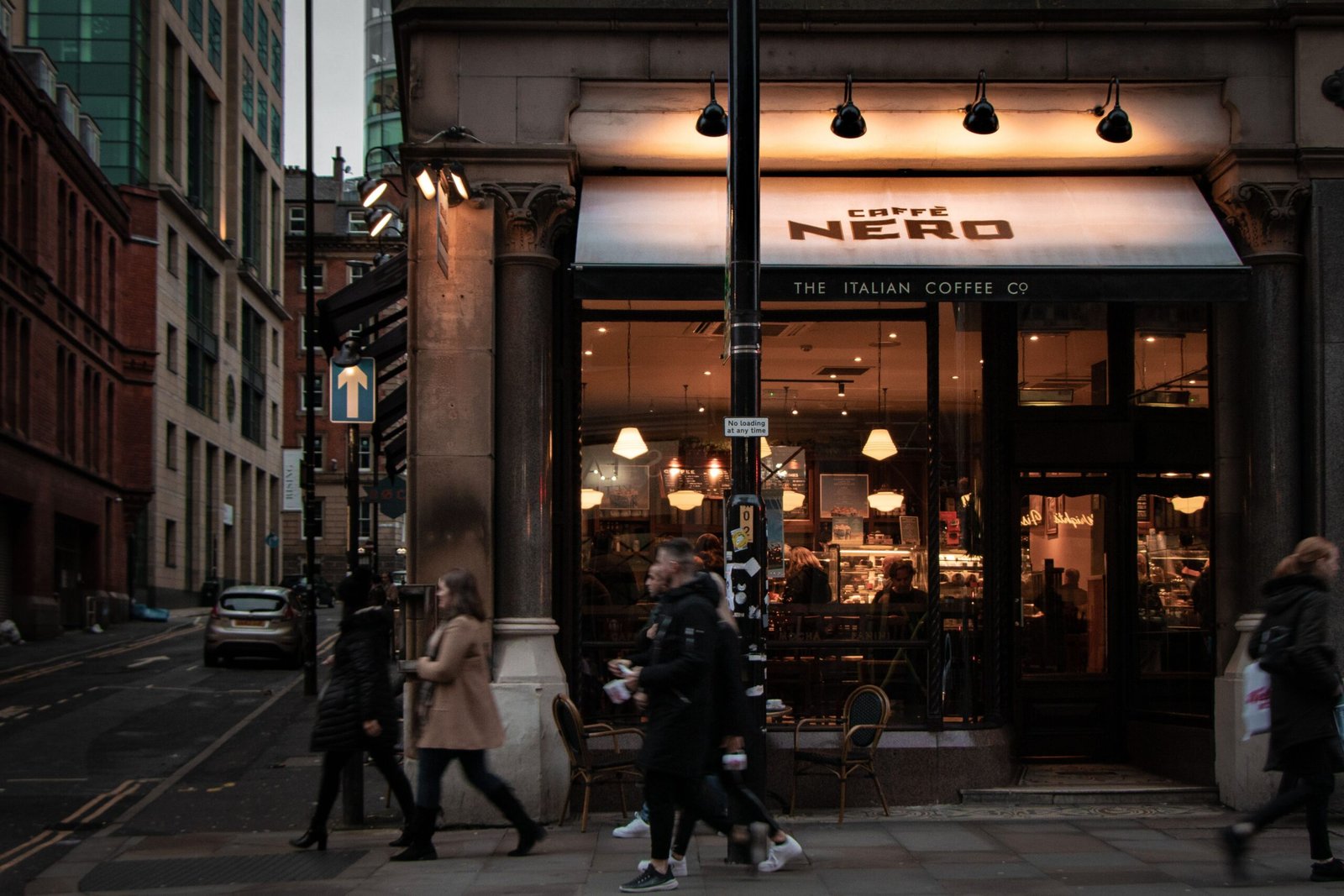Custo de vida na Inglaterra em 2026: casas de tijolo e rua residencial em cidade inglesa