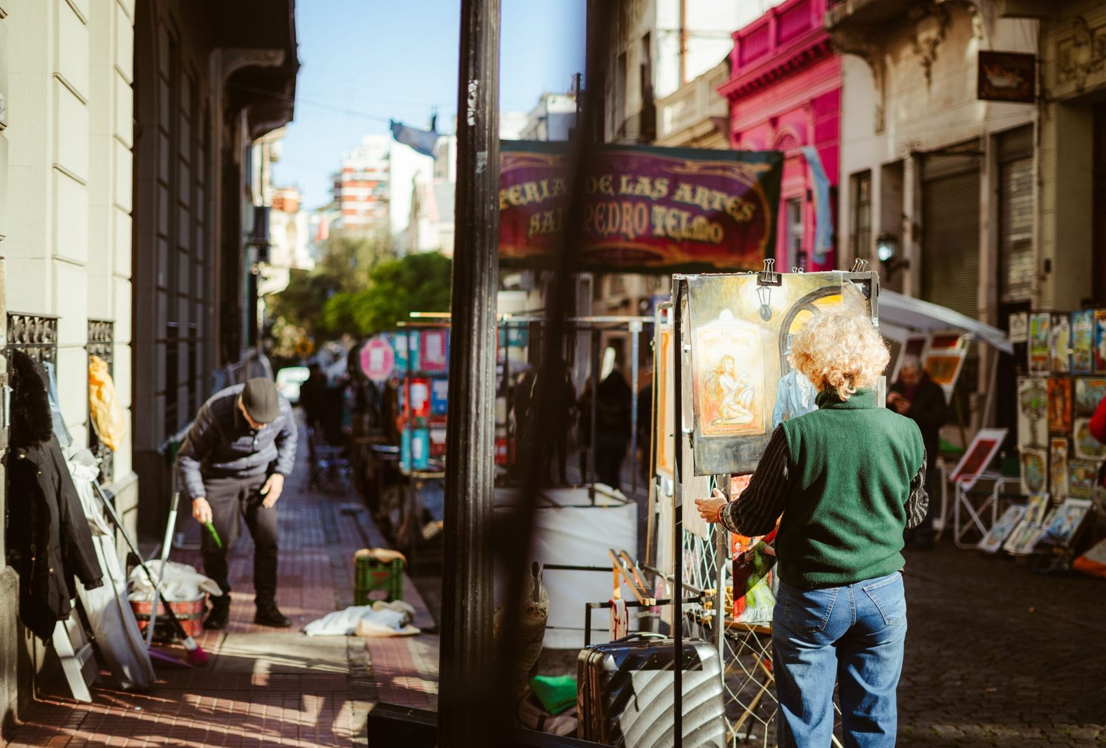 Trabalhar na Argentina como brasileiro em 2026 Trabalhar na Argentina: rua movimentada de Buenos Aires onde brasileiros procuram emprego