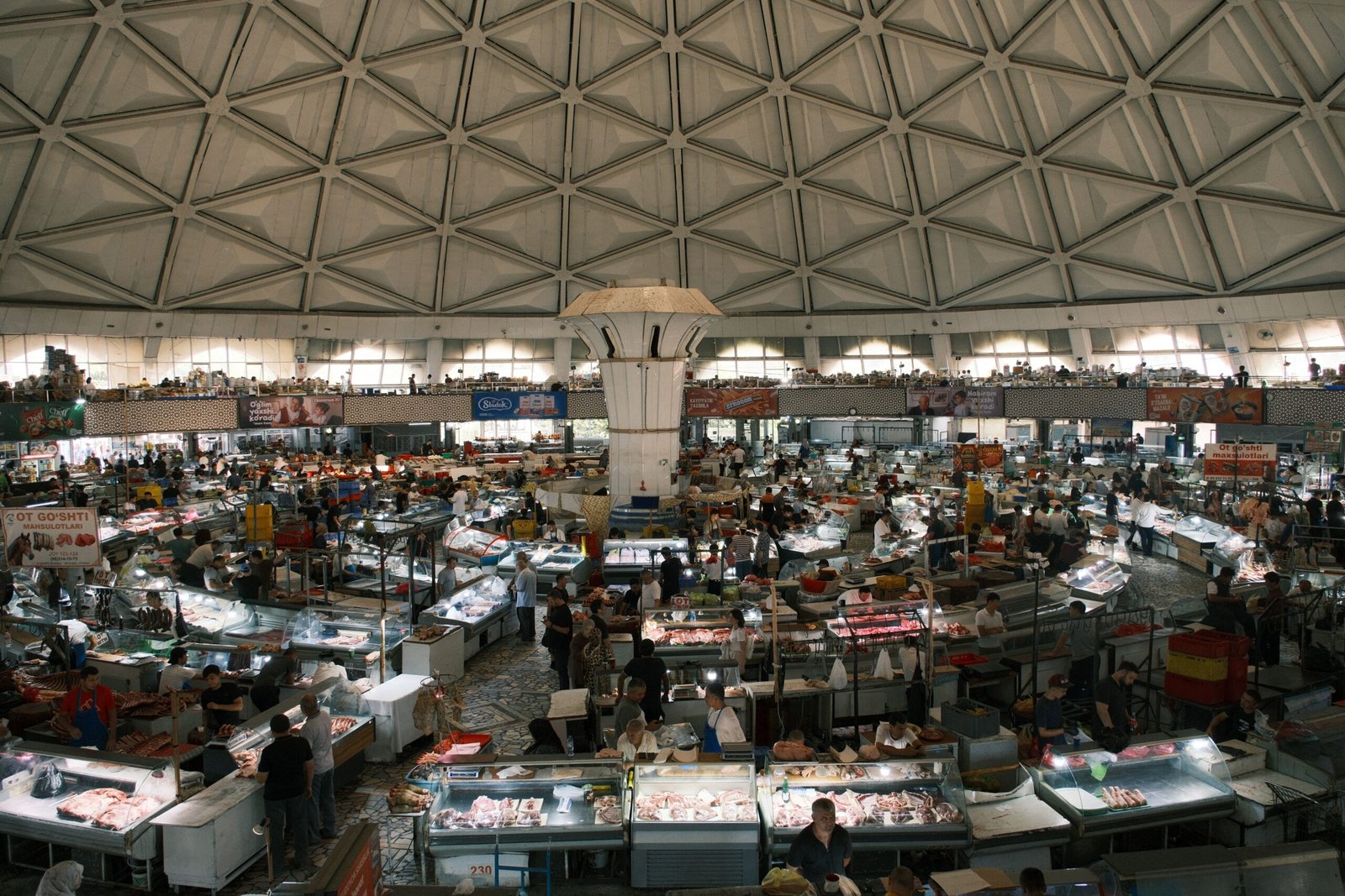 Cartão Nomad e som: a combinação ideal no Uzbequistão Viajante com cartão Nomad e dinheiro em som no Uzbequistão em 2026