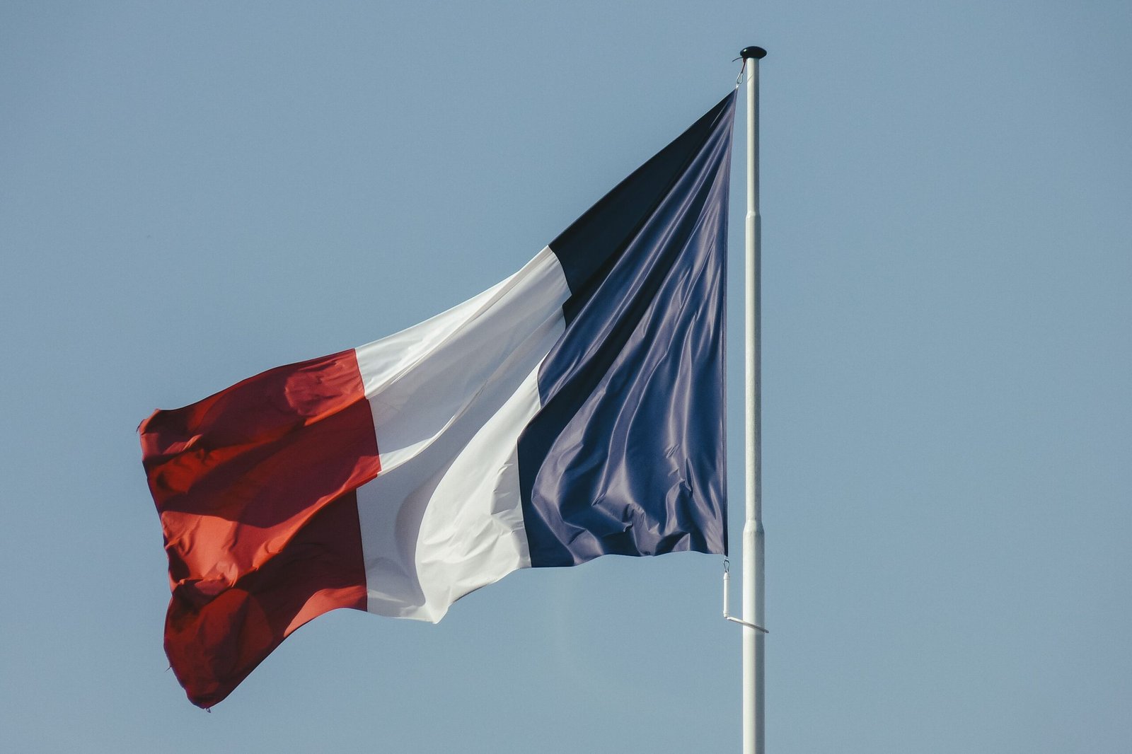 Salário e custo de vida na França para brasileiros em 2026