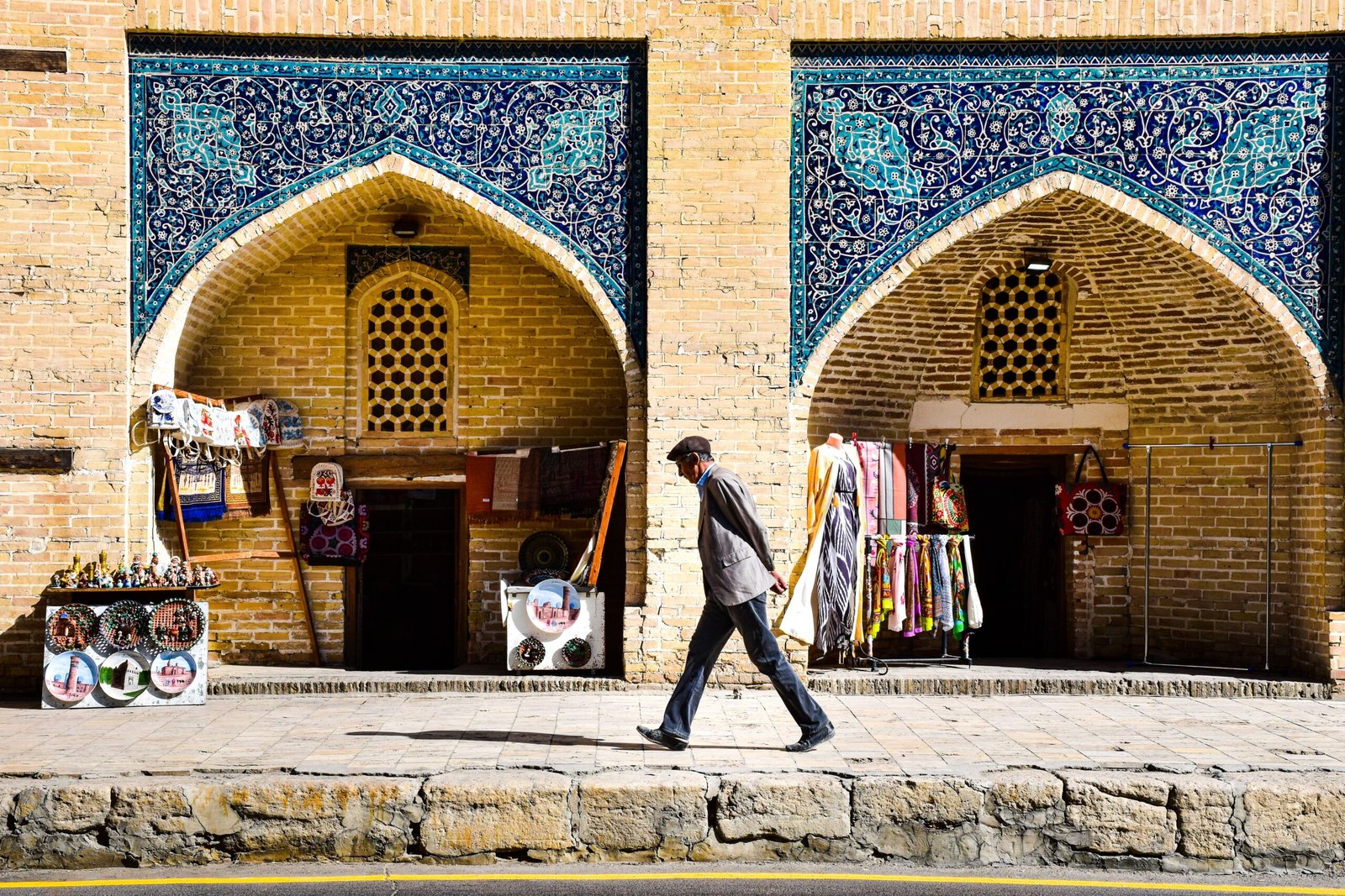 Cartão Wise no Uzbequistão: viaje com câmbio justo Turista com cartão Wise no Uzbequistão em cidade histórica da Rota da Seda, conta internacional para viagem