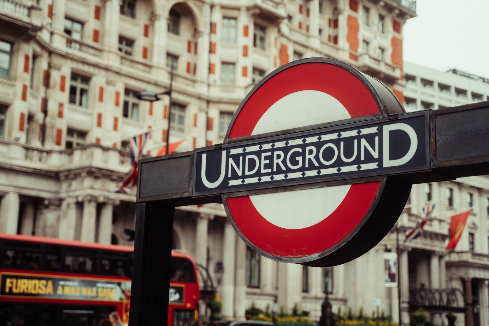 Trabalhar na Inglaterra em 2026: profissionais em escritório e área central de cidade inglesa