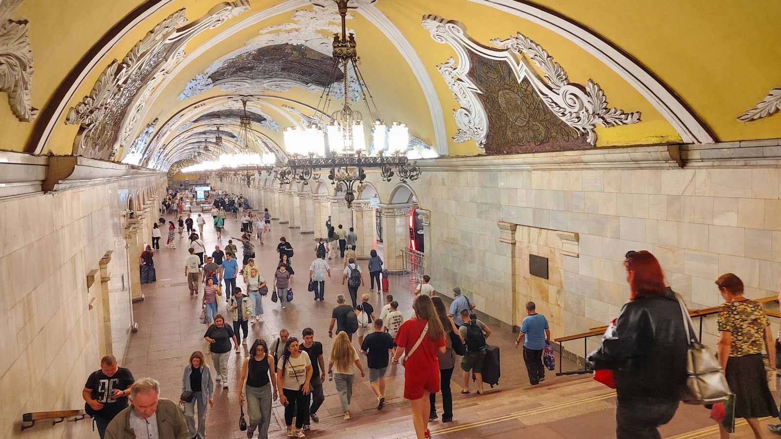 Quanto custa viajar para a Rússia em 2026: vista de cidade russa com arquitetura histórica