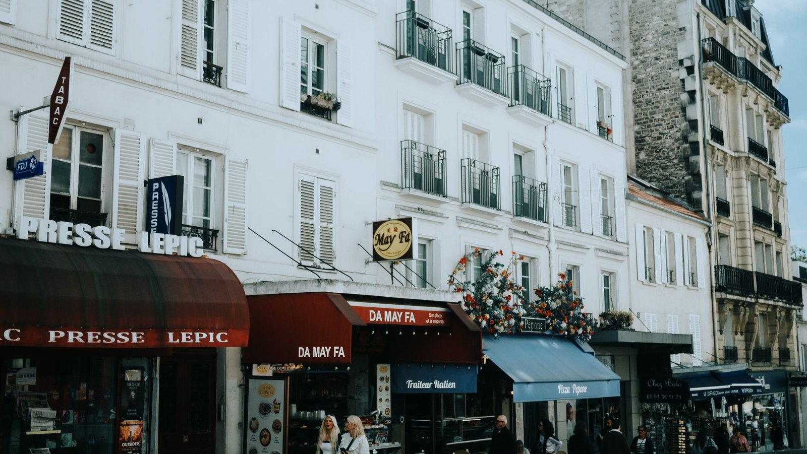 Paris à noite, destino para quem vive na França com salário mínimo SMIC em 2026