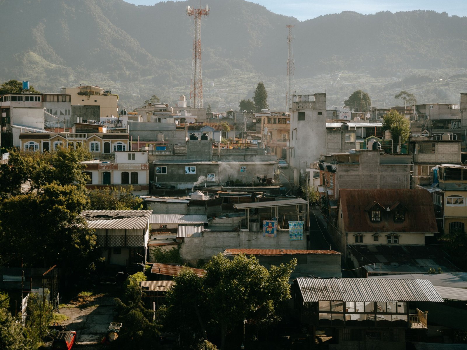 O que fazer na Guatemala: centro histórico de Antigua com ruas de pedra e vulcão ao fundo