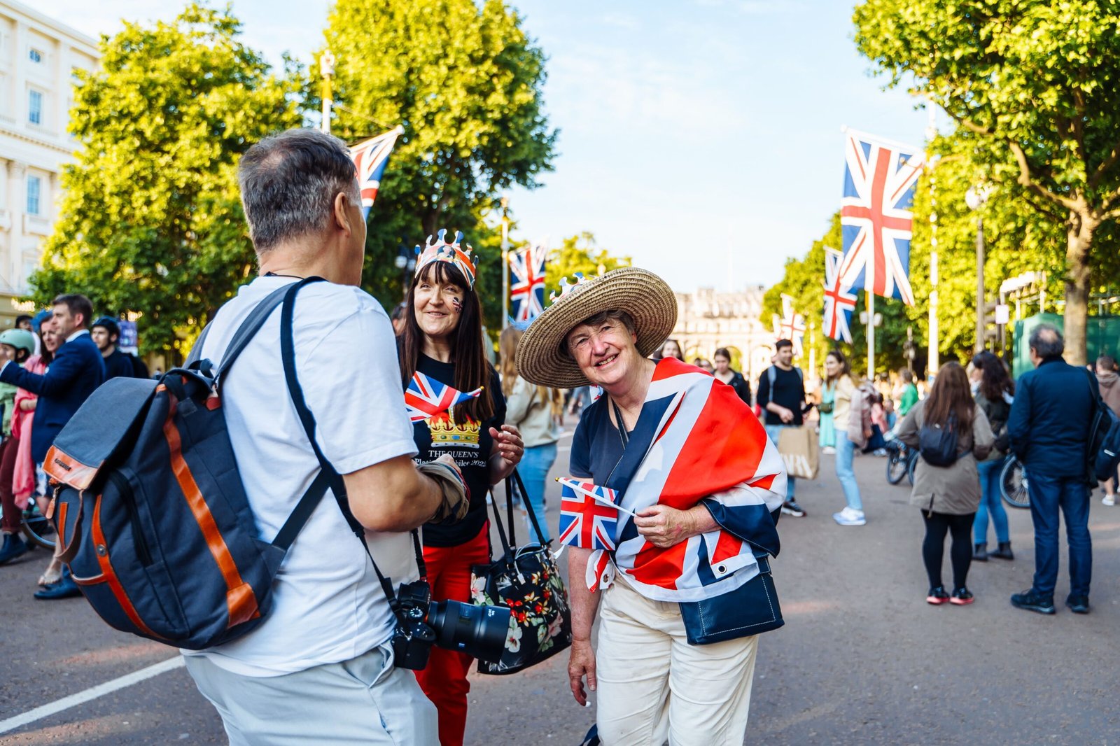 Salário mínimo na Inglaterra em reais: rua de Londres com trabalhadores e pedestres em 2026