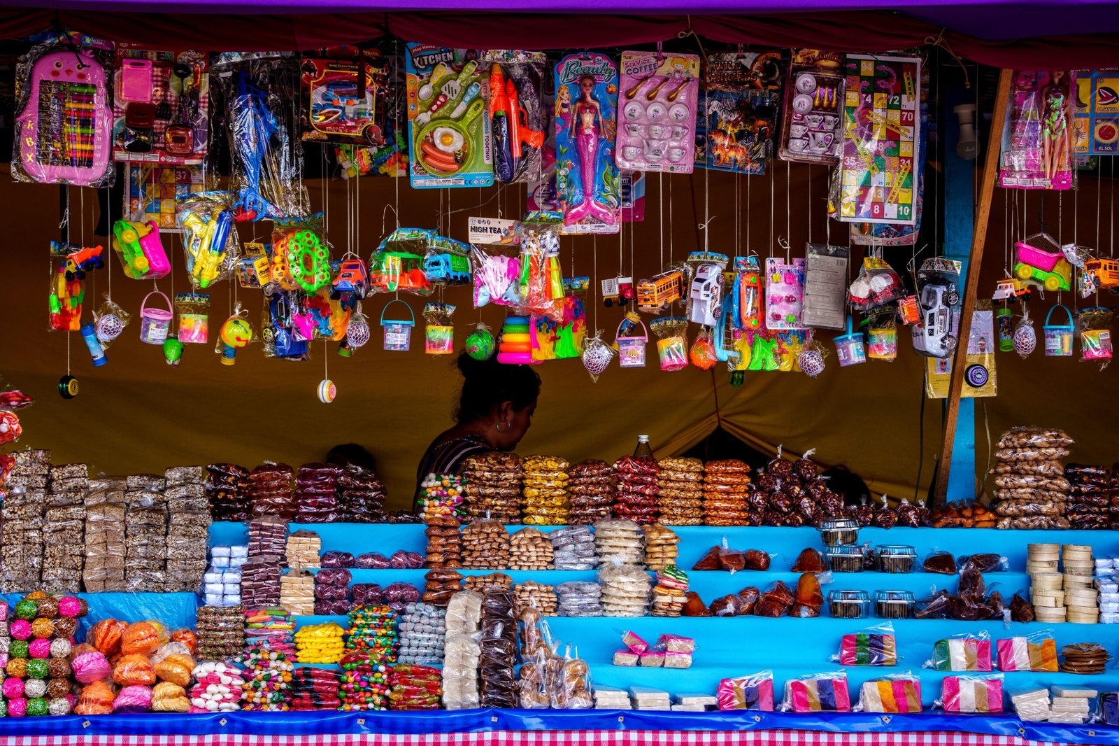 Wise na Guatemala: viajante usando cartão de conta internacional em Antigua Guatemala com vulcão ao fundo