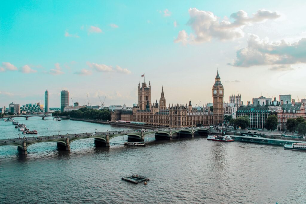 Panorâmica da cidade de Londres mostrando o horizonte urbano com arranha-céus e o rio Tâmisa.