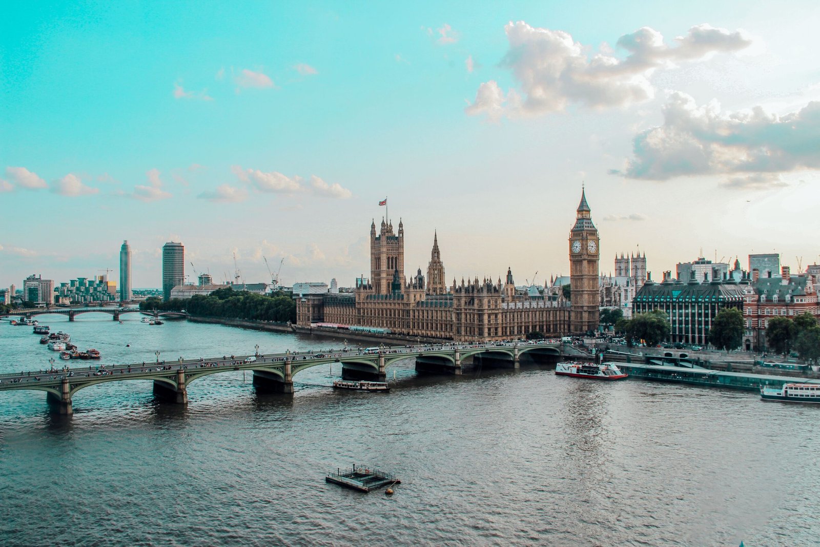 Vale a pena trabalhar na Inglaterra em 2026 Vale a pena trabalhar na Inglaterra em 2026: rotina de trabalho e vida em cidade inglesa