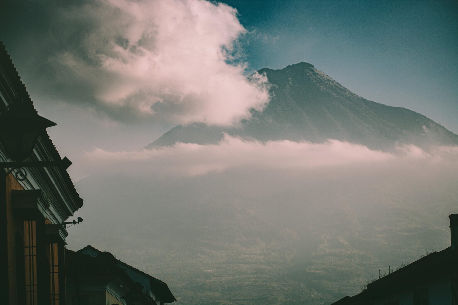 Cenário da Guatemala com vulcões e cidade colonial para quem vai morar na Guatemala