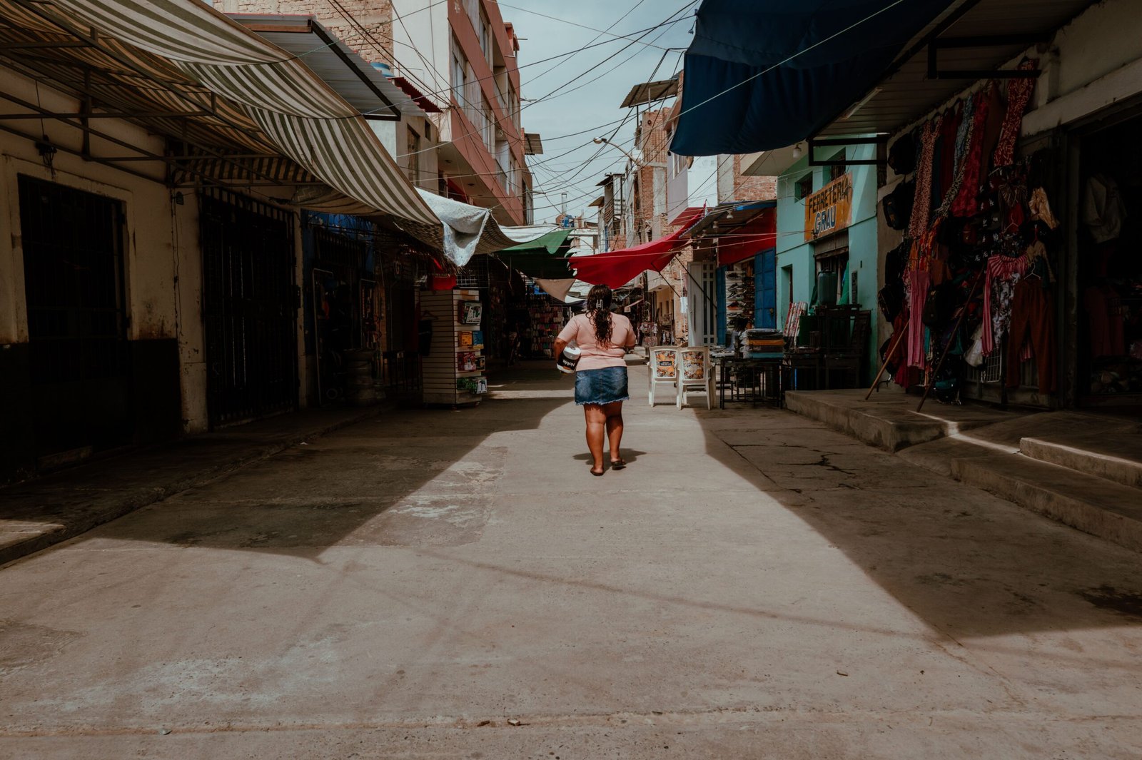 Viajante no Peru usando cartão Nomad e conta internacional com segurança