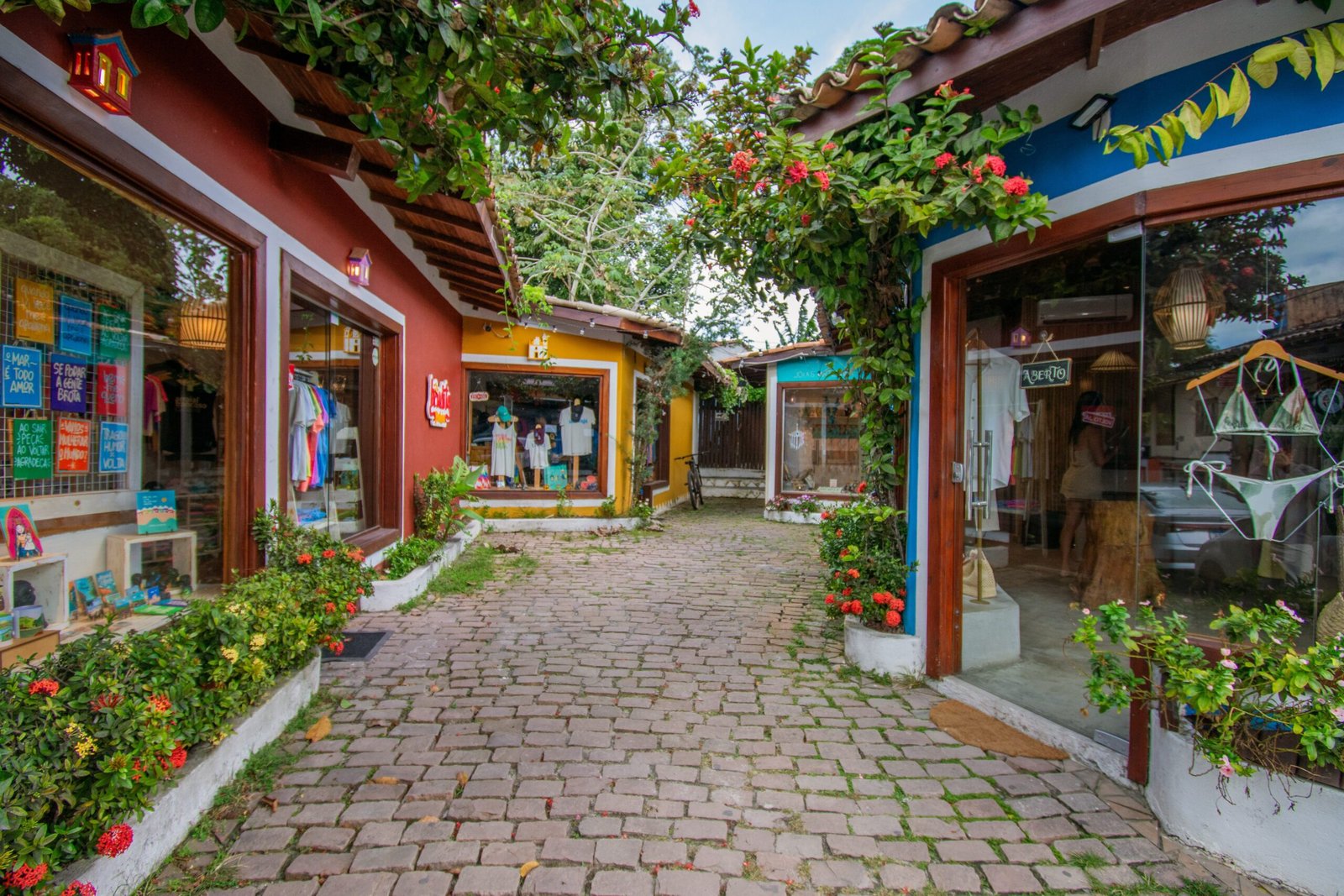 Viajante usando cartão Nomad na Guatemala em 2026 em cidade colonial