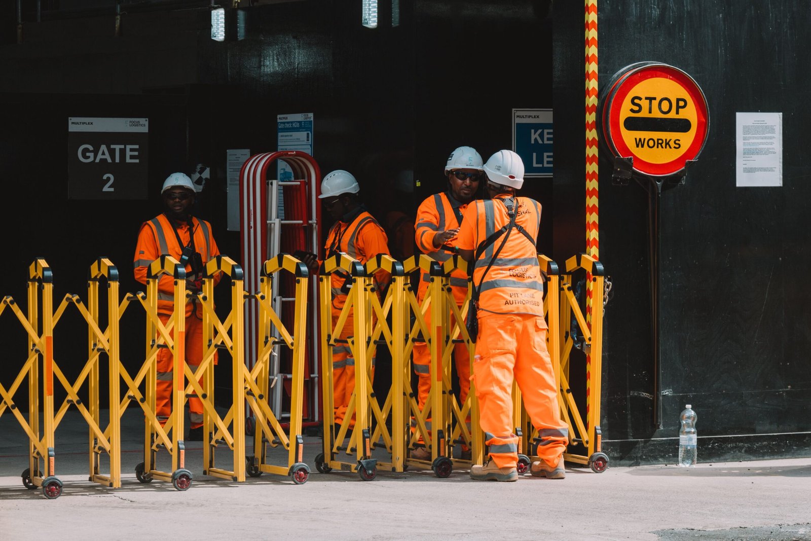 Vagas de emprego na Inglaterra para brasileiros em 2026 vagas de emprego na Inglaterra para brasileiros em 2026 - profissionais caminhando em rua de Londres