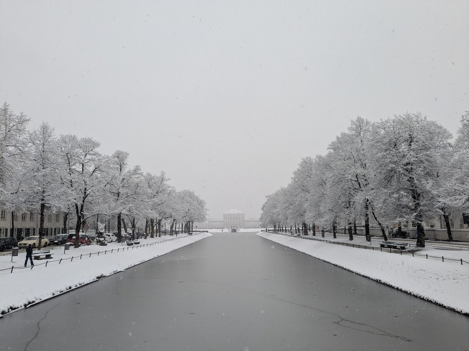 O que vestir no inverno europeu Viajantes agasalhados passeando pela Europa no inverno