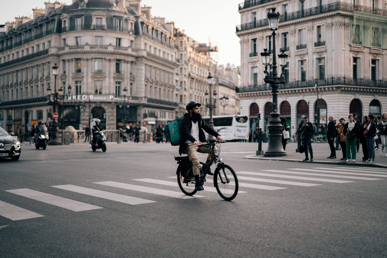 Brasileiro procurando vagas de emprego na França em escritório em Paris