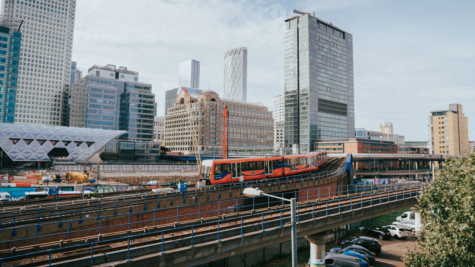 Melhores cidades para trabalhar na Inglaterra em 2026 Melhores cidades para trabalhar na Inglaterra em 2026: vista urbana de uma grande cidade inglesa