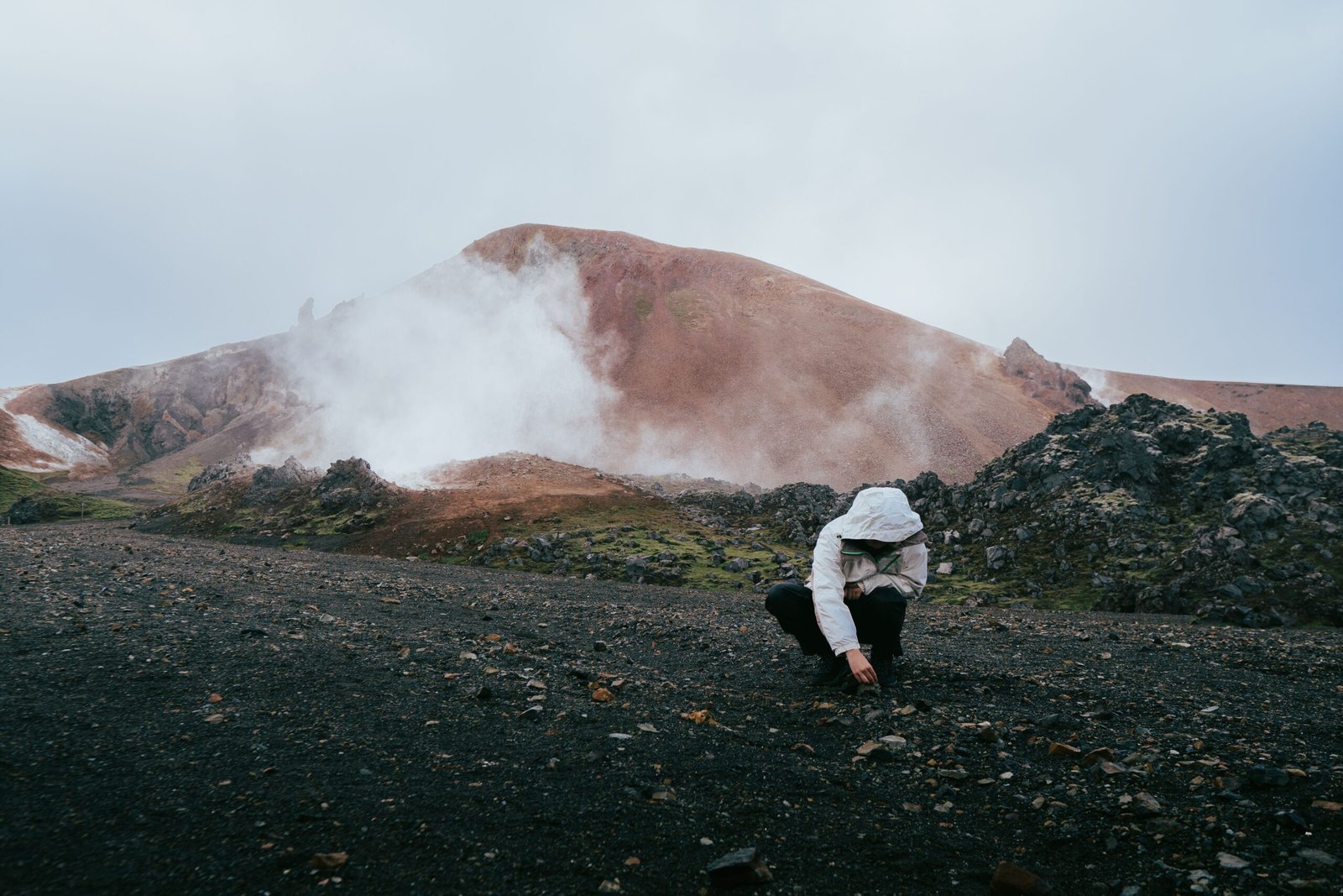 Brasileiro trabalhando na Islândia com paisagem de inverno ao fundo