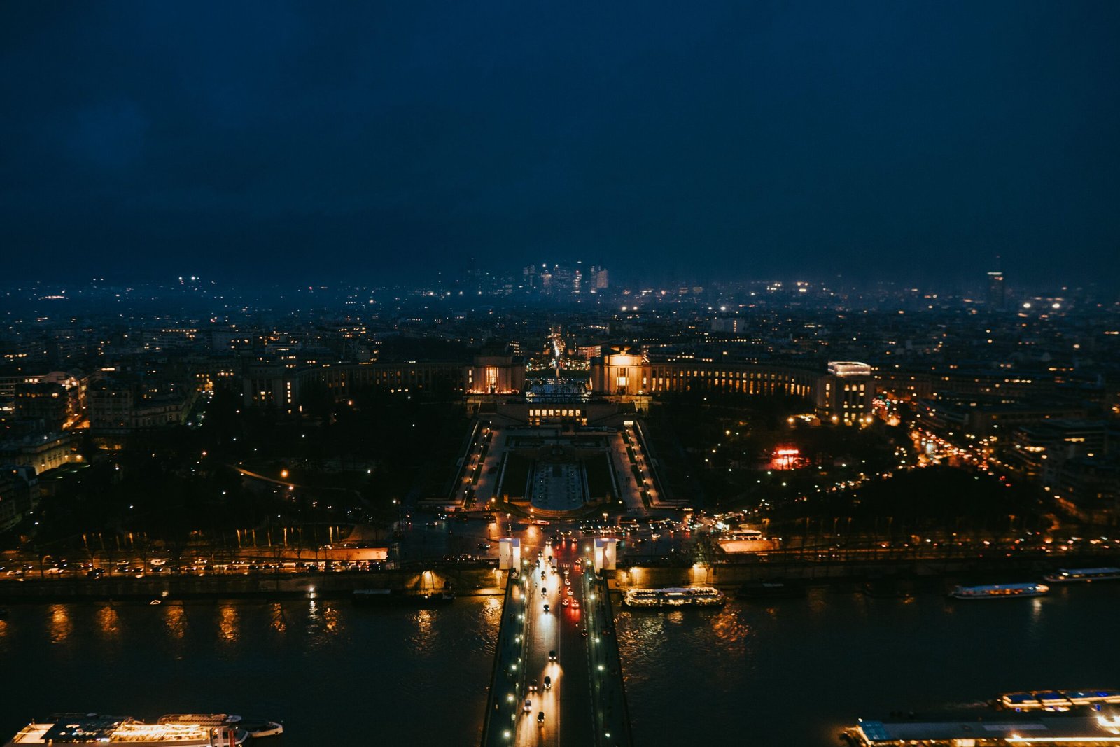 Roteiro em Paris inspirado em Lupin: vista do Sena e dos monumentos de Paris em 2026