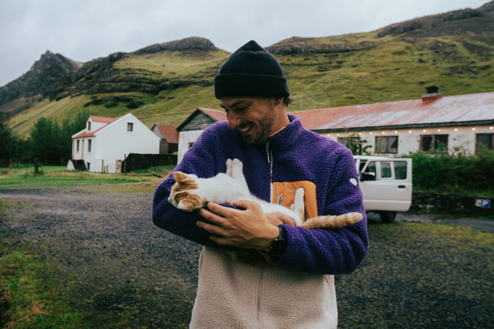 Salário mínimo na Islândia em reais: paisagem de Reykjavík com casas coloridas e montanhas ao fundo