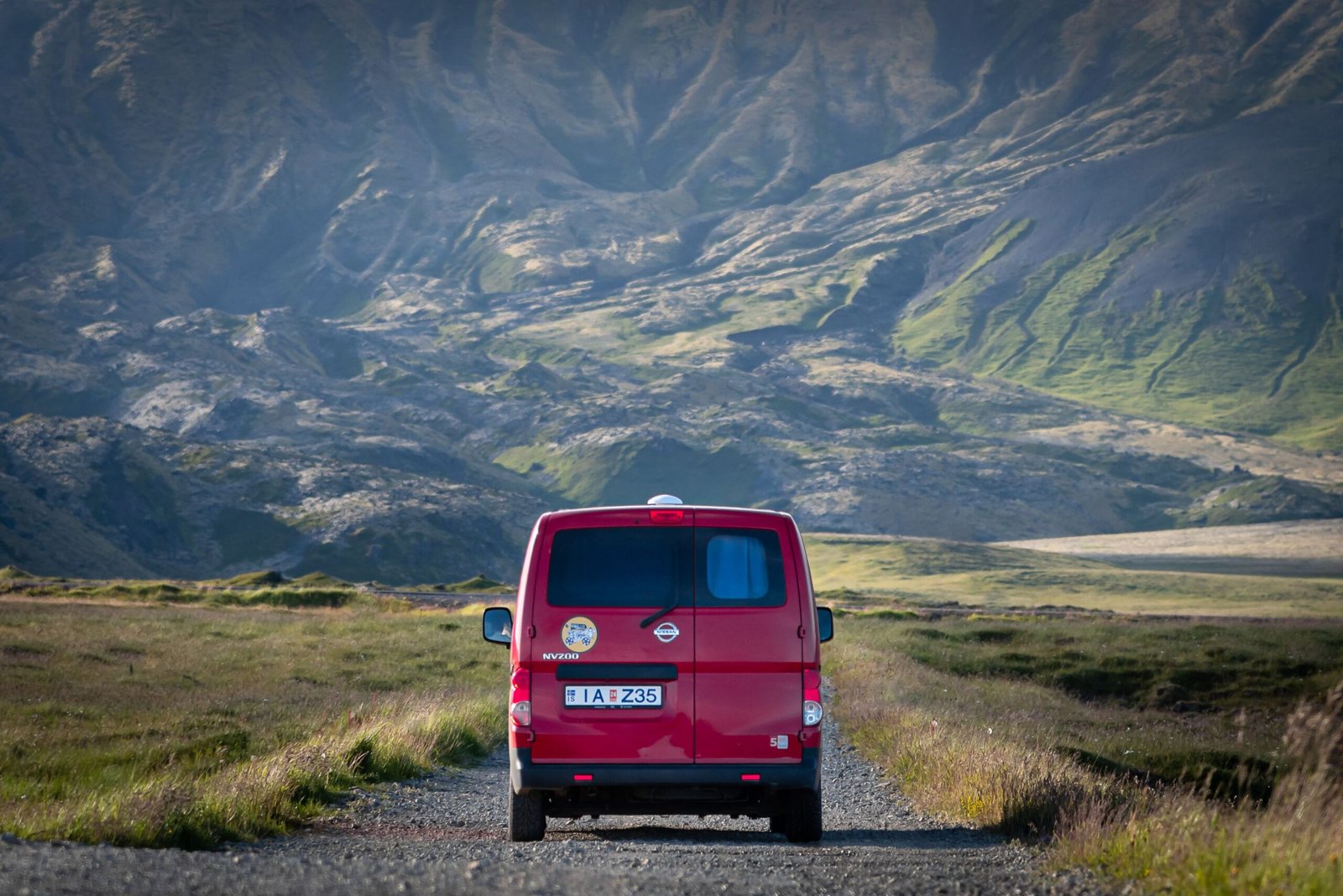 Estrada na Islândia com campervan, cenário que mostra se a Islândia vale a pena para brasileiros