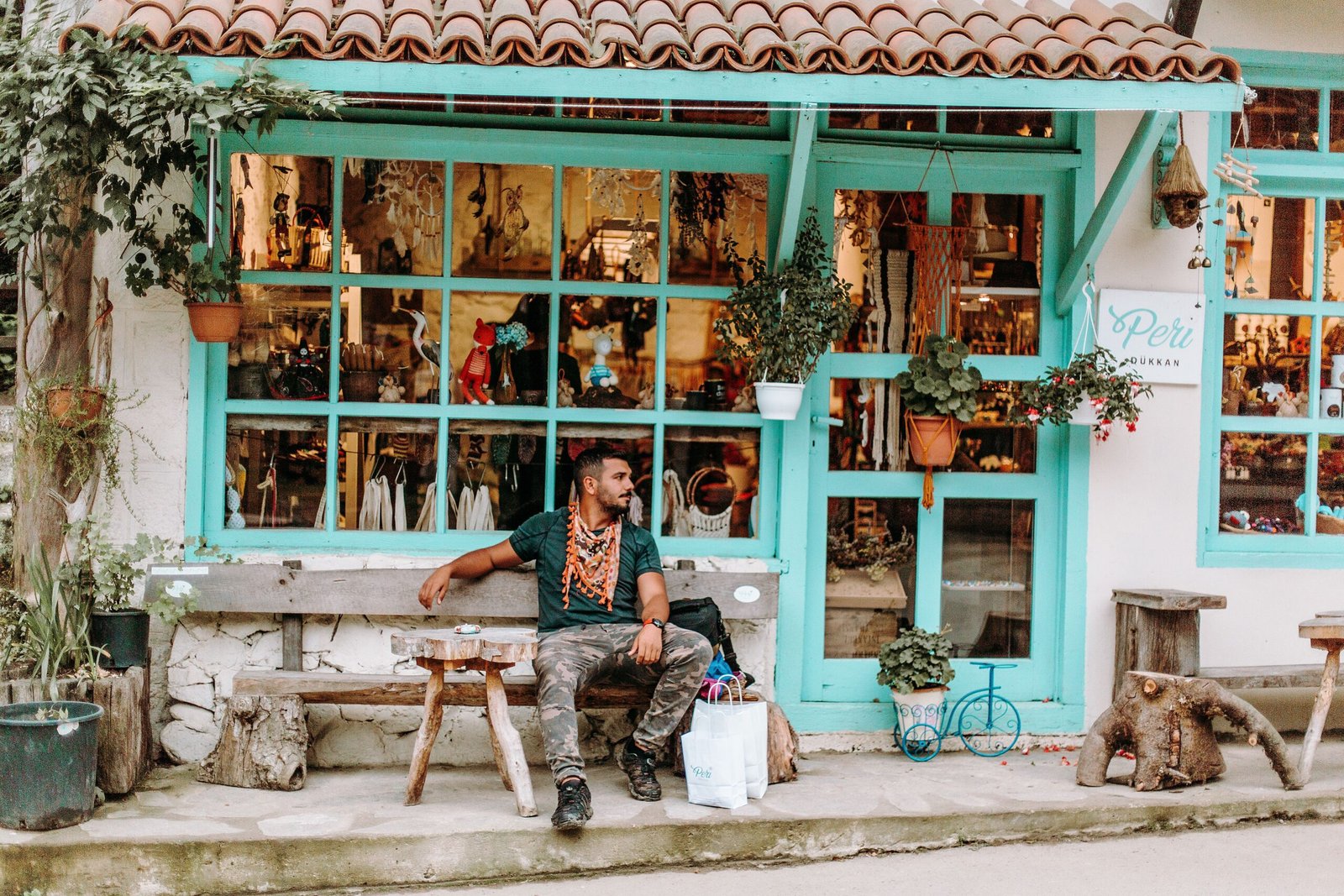 Cartão Nomad no Peru: viajante usando conta internacional durante viagem pelo país