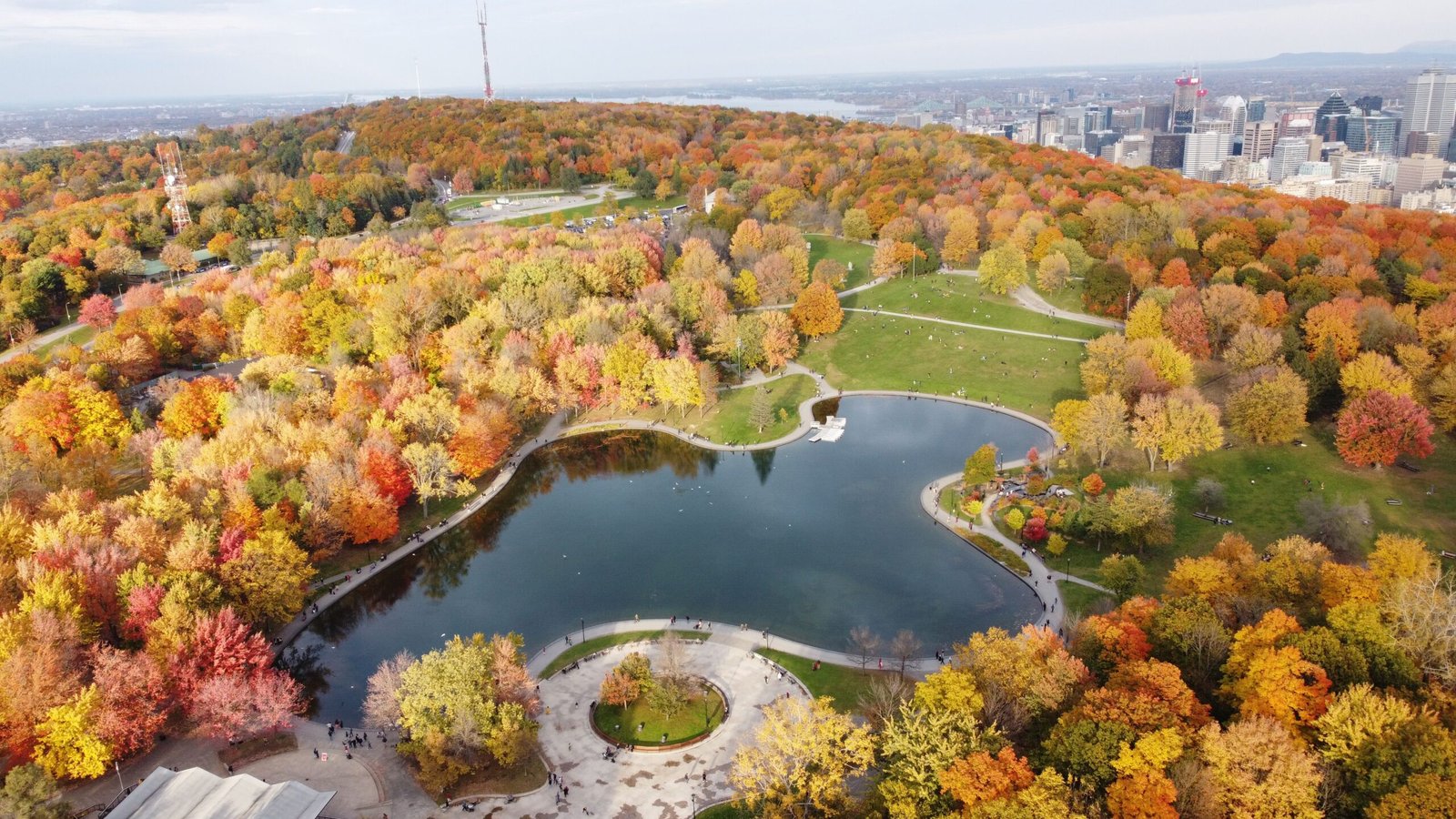 vida prática no Canadá durante o outono de 2026 com pessoas caminhando em parque