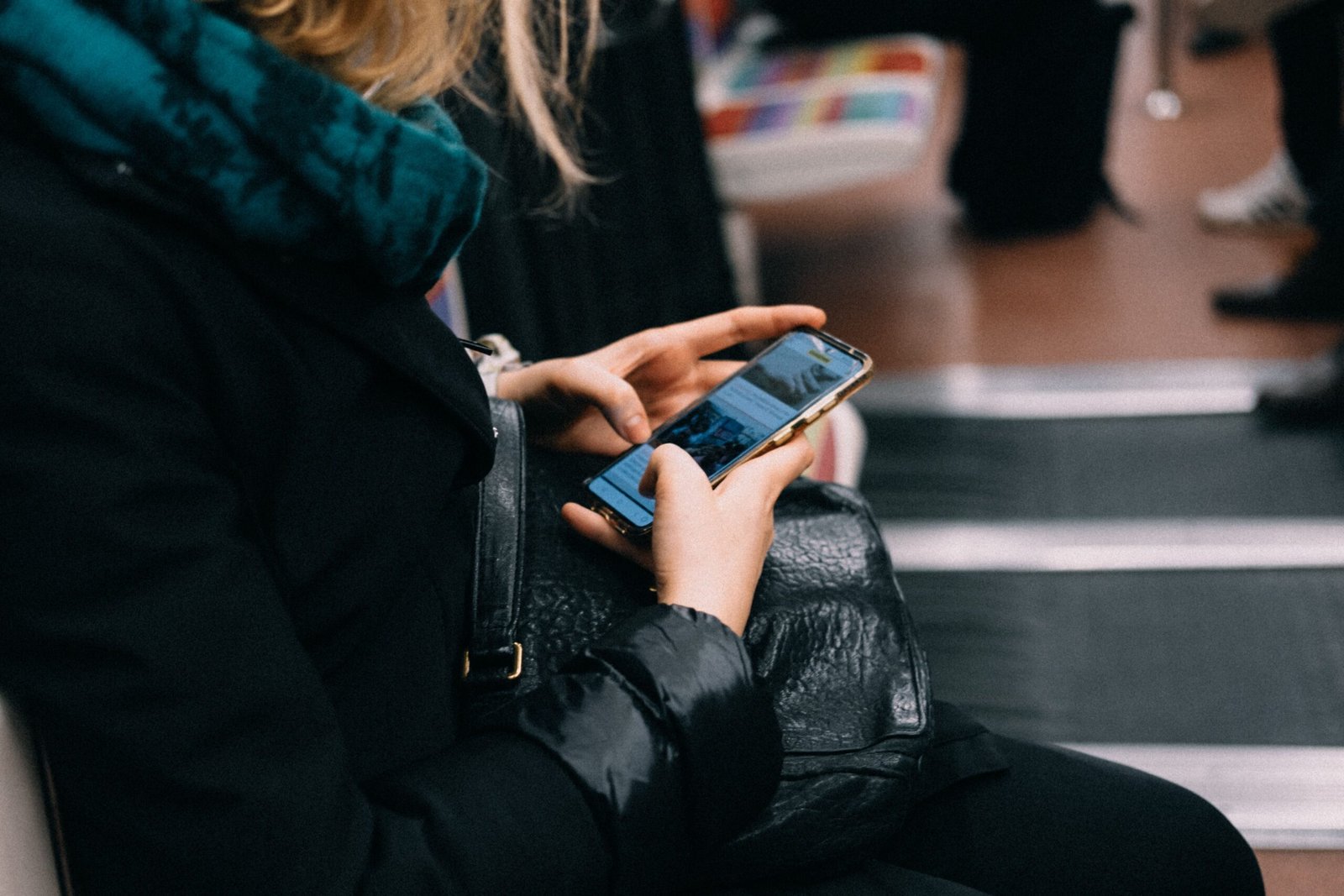 Turista conectado com chip internacional para viagem usando o celular na rua