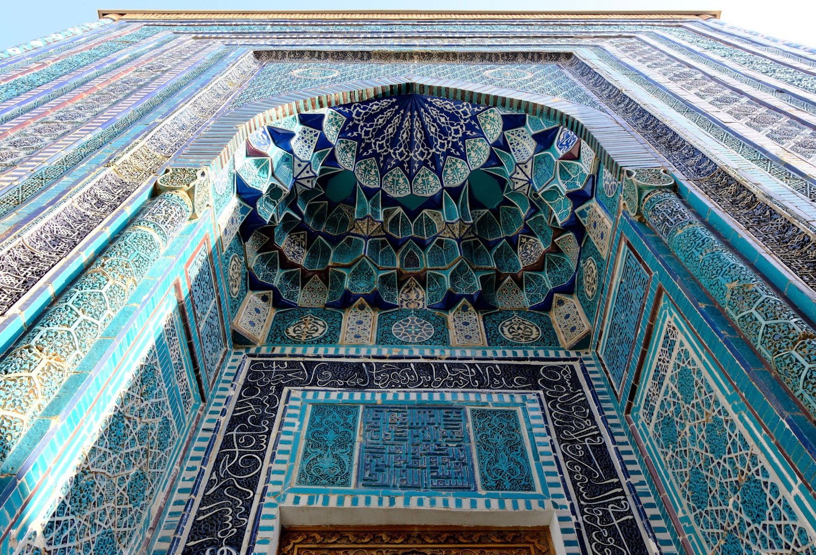 Comida típica do Uzbequistão Mesa com pratos típicos de casa de chá uzbeque
