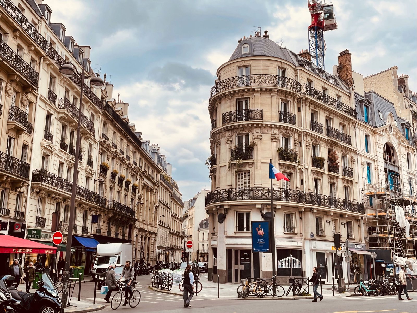 Vida prática na França em 2026: transporte, pagamentos e etiqueta para turistas brasileiros