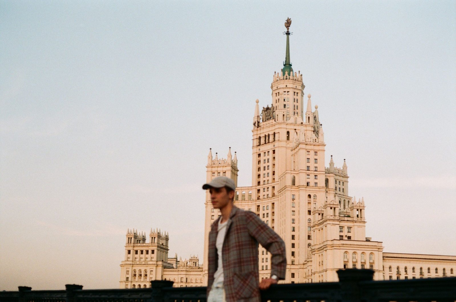 Rússia vale a pena para brasileiros em 2026? Rússia vale a pena para brasileiros em 2026: vista de cidade russa com arquitetura histórica e turistas