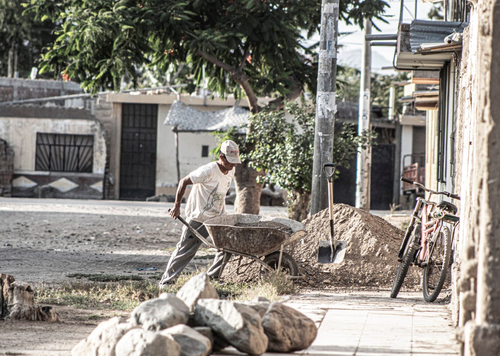 Salário mínimo na Guatemala em reais: vista de rua colorida na Guatemala em 2026