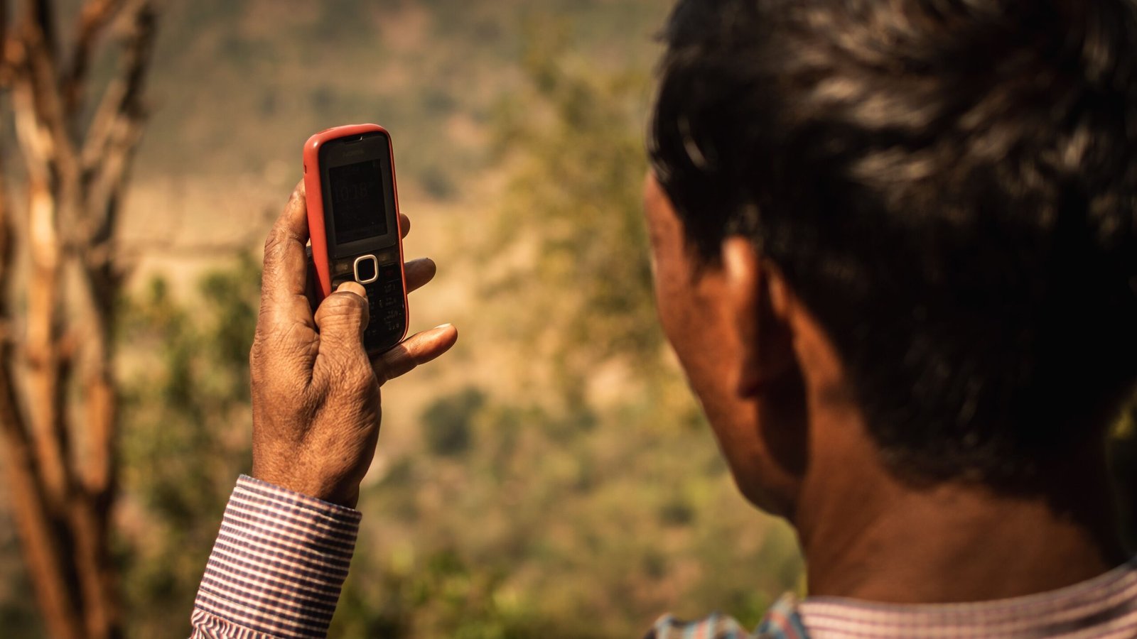 Viajante usando eSIM na Guatemala para acessar mapas e WhatsApp durante a viagem em 2026