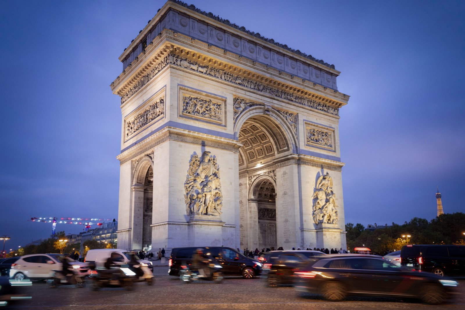 Locações de Lupin em Paris: Louvre e Pirâmide de vidro no roteiro do primeiro dia