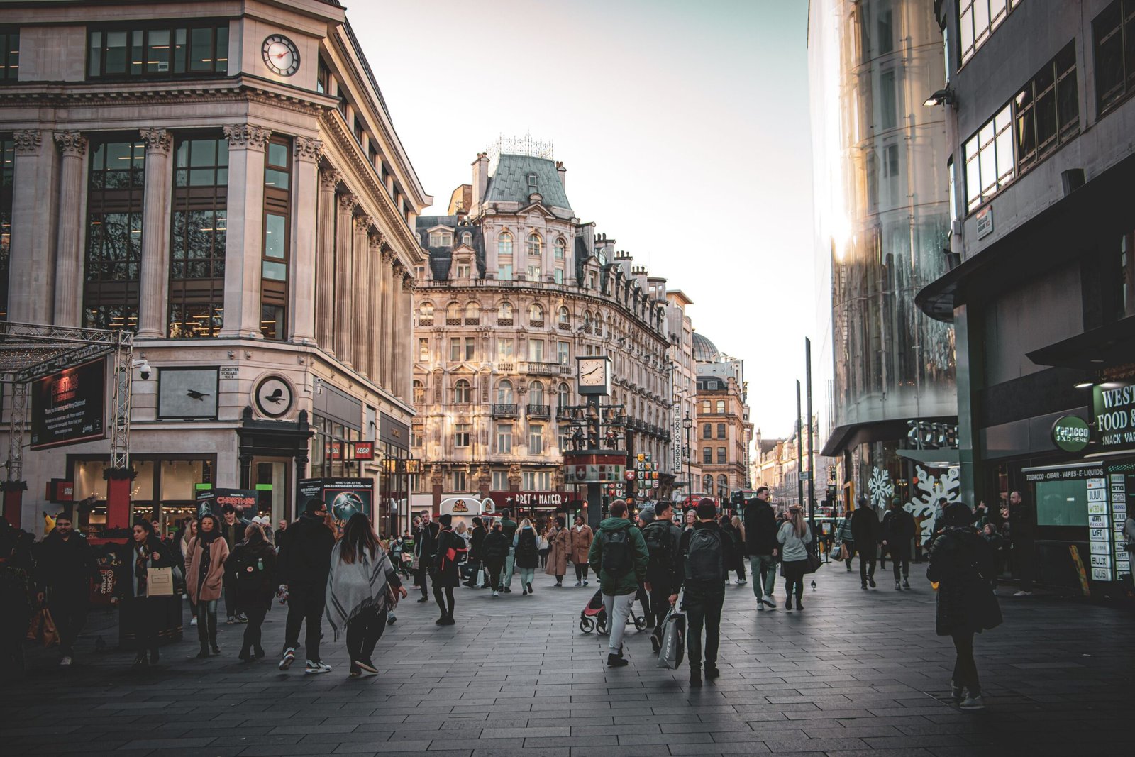 Custo de vida e aluguel na Inglaterra em 2026 Custo de vida na Inglaterra em 2026: rua residencial com prédios de tijolinhos em cidade inglesa