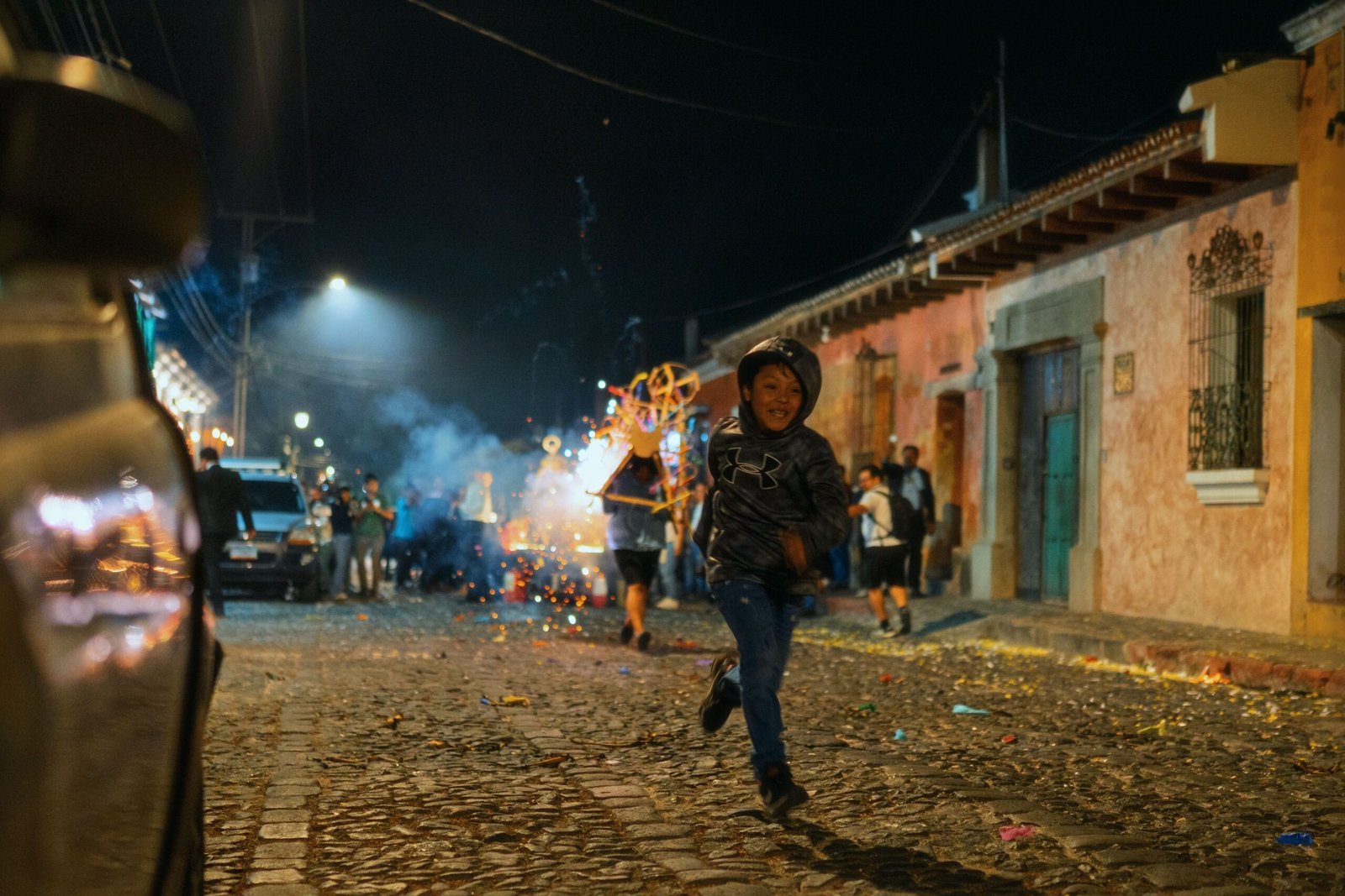Turista com celular conectado por eSIM nas ruas coloniais de Antigua Guatemala em 2026