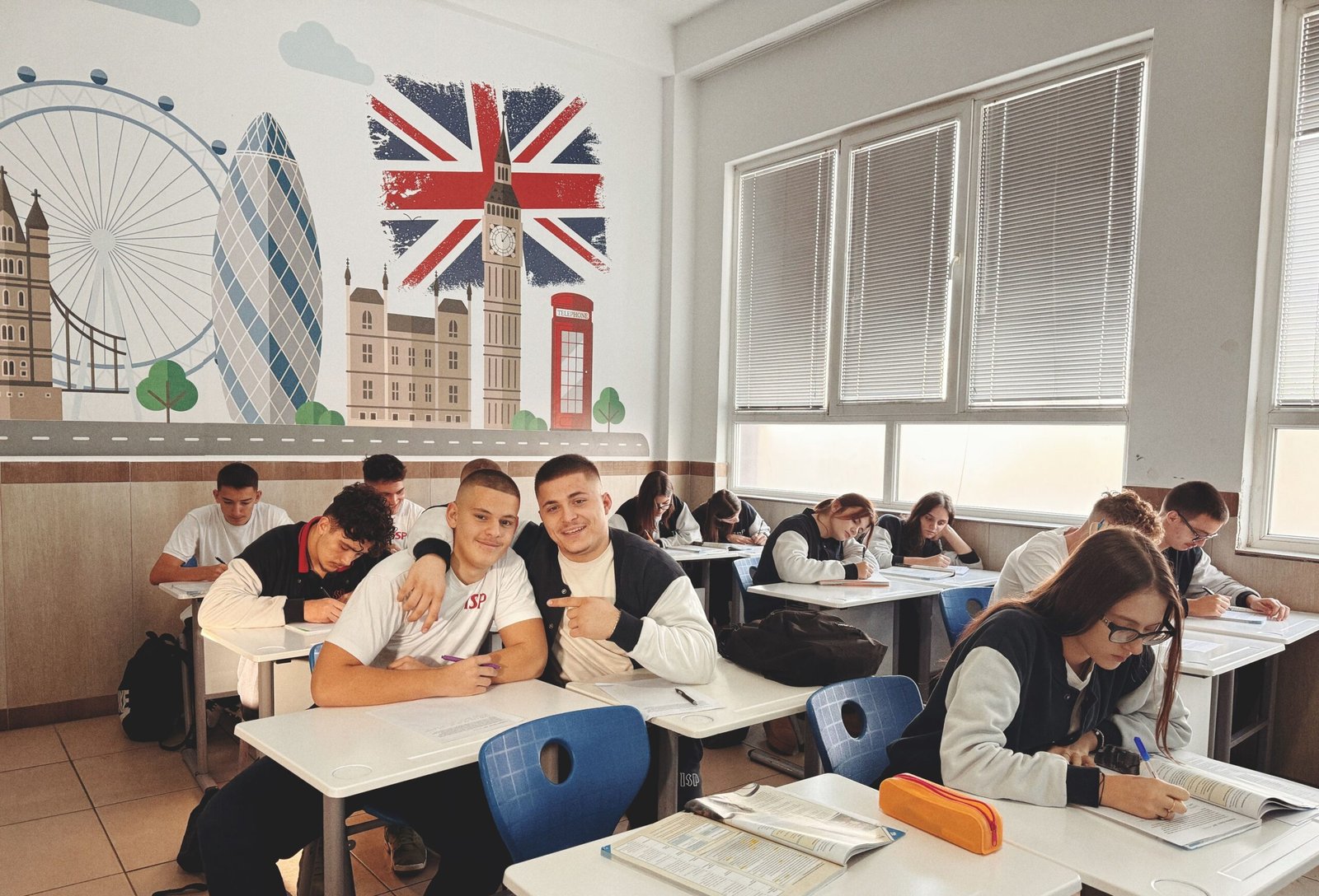 Mercado de trabalho na Inglaterra para brasileiros: empregos com salário mínimo em 2026