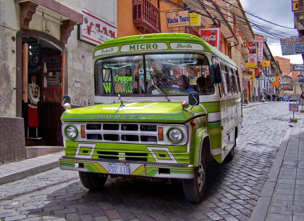 Bolívia vs Peru: Onde Vale Mais a Pena Viajar ou Morar em 2026? Interface do aplicativo Nomad em um smartphone mostrando saldo em dólares e histórico de compras internacionais.