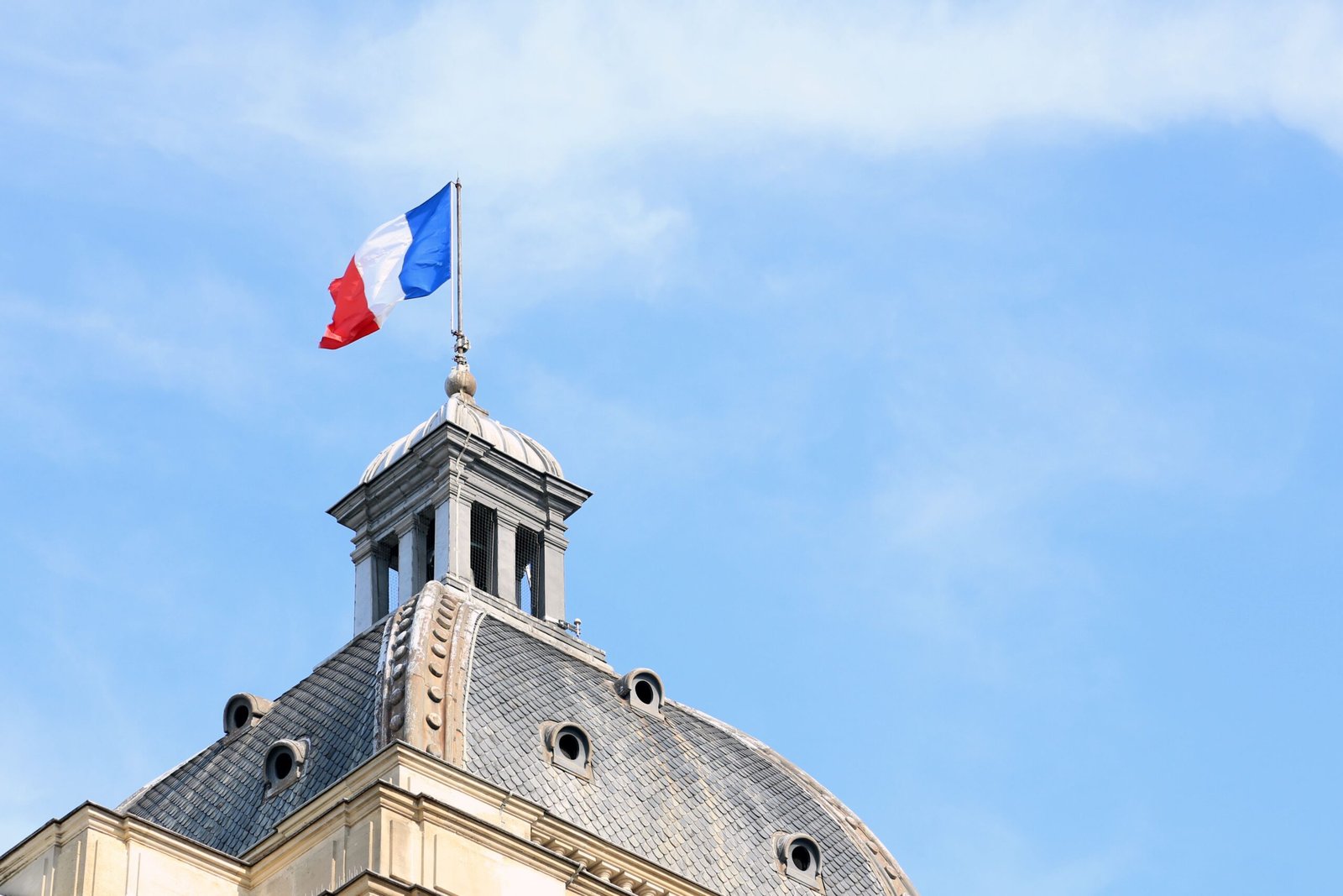 Euros e cálculo do salário mínimo na França em reais, bruto e líquido, em 2026