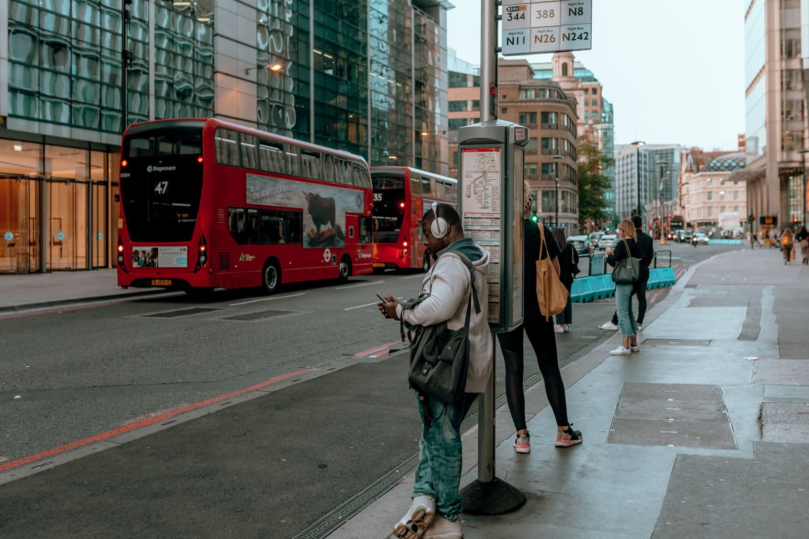 Morar na Inglaterra em 2026: brasileiros e vida cotidiana em cidade inglesa