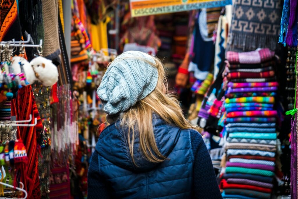 Cartão Nomad na Bolívia Funciona? Taxas, Saques e Como Usar Turista brasileiro sacando dinheiro em nota de boliviano em um caixa eletrônico (ATM) na cidade de La Paz.